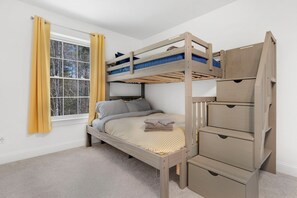 3 Schlafzimmer, Schreibtisch, Bügeleisen/Bügelbrett, Reisekinderbett