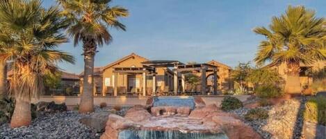 حمّام سباحة خارجي، حمّام سباحة مُدفَّأ