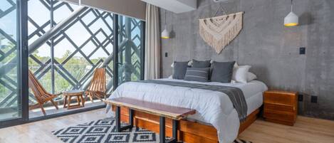 1 soverom, skrivebord, strykejern/-brett og reiseseng for barn