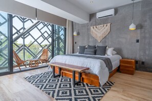 1 slaapkamer, een bureau, een strijkplank/strijkijzer, reisbedje