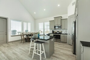 Fridge, microwave, oven, stovetop - Morning Glory - Beachfront - Pet & Family Friendly (Brazoria County)