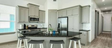 ثلاجة، ميكروويف، فرن، موقد طهي مسطح