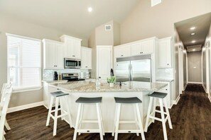 Fridge, microwave, oven, stovetop - Lei Flower - Private Beach Access - Pet Friendly (Brazoria County)