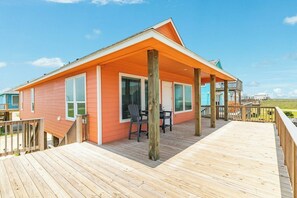 Terrace/patio - Lei Flower - Private Beach Access - Pet Friendly (Brazoria County)