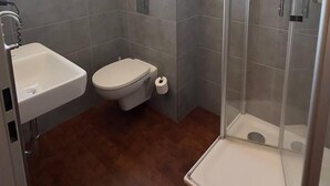 A bathroom with a shower, toilet, and sink. - Hotel ISHI INN Wolfsburg (Wolfsburg)