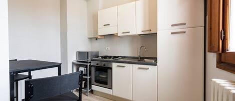 Een koelkast, een magnetron, een oven, een kookplaat