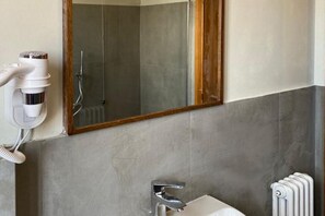 Douche, sèche-cheveux