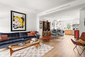 TV connectée, jeux vidéo, table de tennis de table, livres