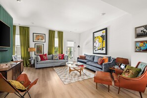 Smart-tv, videospil, bordtennisbord, bøger