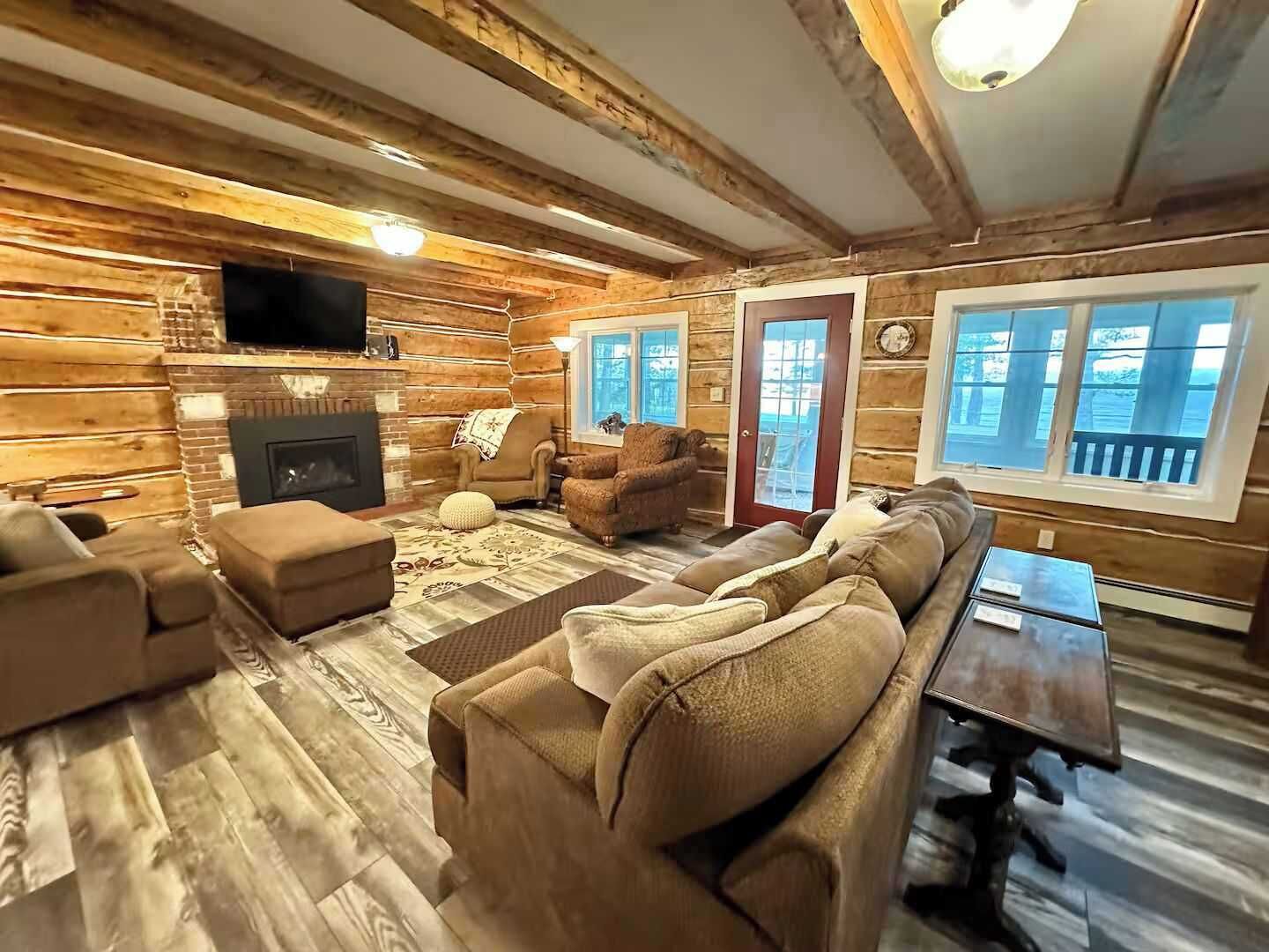 Een smart-tv, een open haard en boeken