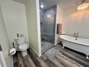 Een douche, een haardroger, handdoeken, zeep