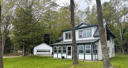 Lakeside Cottage with sand beach & fireplace!