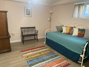 1 slaapkamer, een strijkplank/strijkijzer, wifi, beddengoed