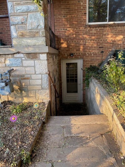 Spacious Apt with Kitchen + Sleeps 4-6 Queen, Twin, Full Beds + Walk to Metro