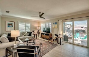 Smart TV, books - Boaters Paradise in Matlacha Florida (Matlacha)