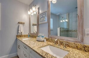 Shower, hair dryer, towels, soap - Boaters Paradise in Matlacha Florida (Matlacha)