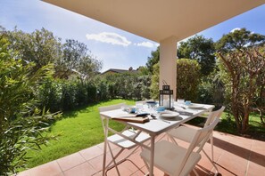 Outdoor dining - Two-room villa of approximately 40 m2 consisting of a double bedroom with double sofa bed and equipped kitchenette with oven, bathroom with shower, loggia equipped for outdoor dining. Sat TV, wi fi line and air conditioning (Costa Rei)