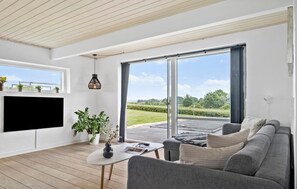 Smart TV, chimenea y futbolito 