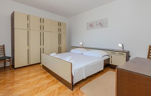 2 chambres, fer et planche à repasser, lit de bébé portatif