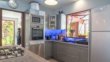 Een koelkast, een microgolfoven, een kookplaat, een vaatwasser