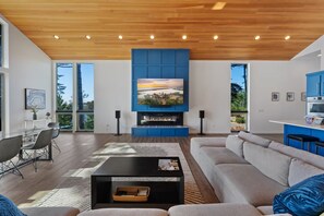Smart TV, fireplace - Osprey House - Hemlock Suite - Ocean & Lake Views (Port Orford)