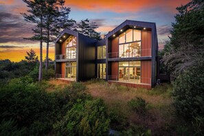 Exterior - Osprey House - Hemlock Suite - Ocean & Lake Views (Port Orford)