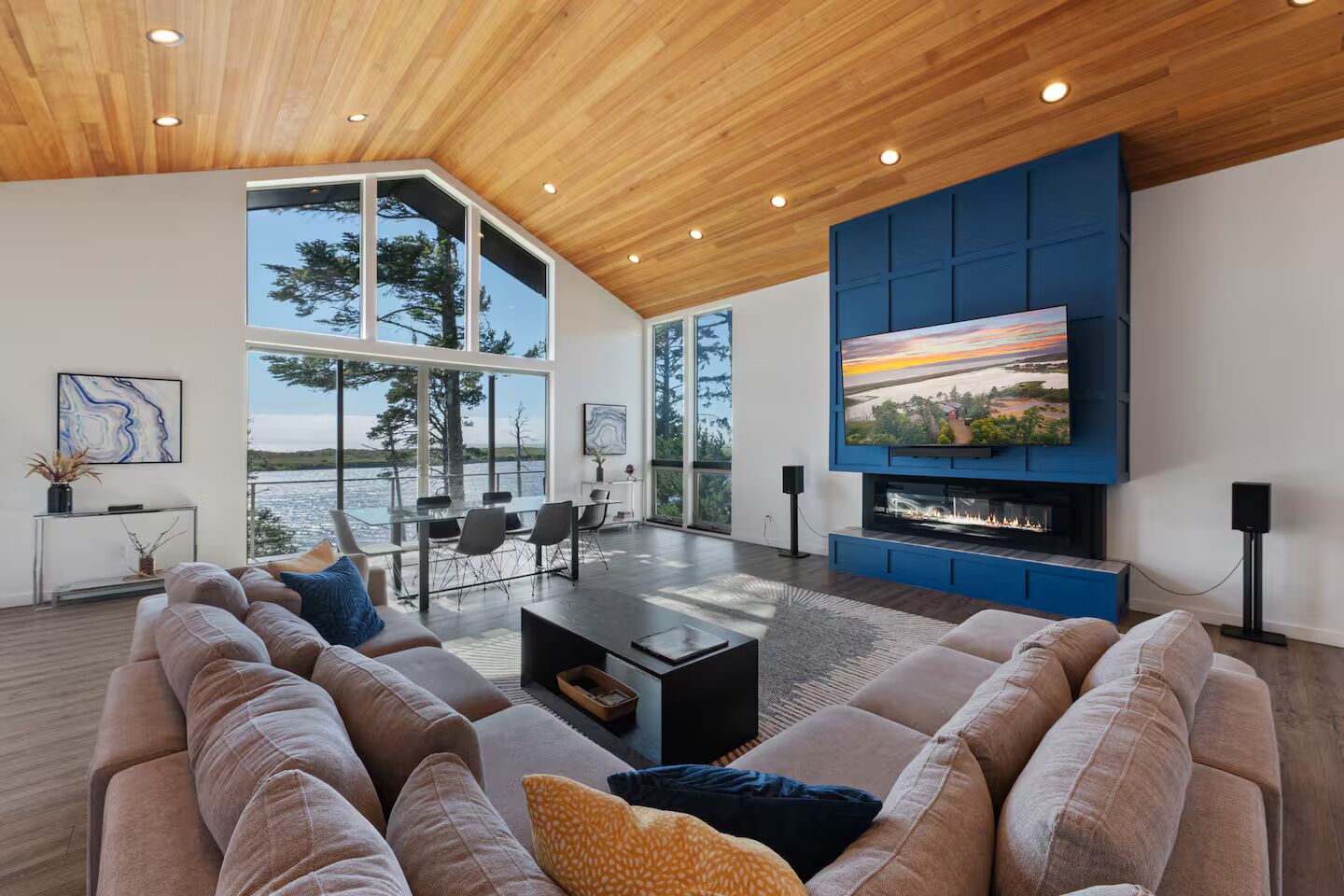 Smart TV, fireplace