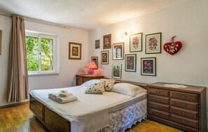 2 bedrooms, in-room safe, free WiFi, bed sheets