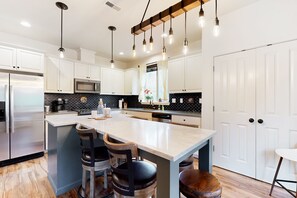 冷蔵庫、電子レンジ、オーブン、コンロ