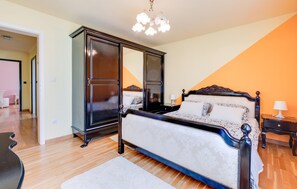 3 habitaciones, tabla de planchar con plancha y cuna de viaje 