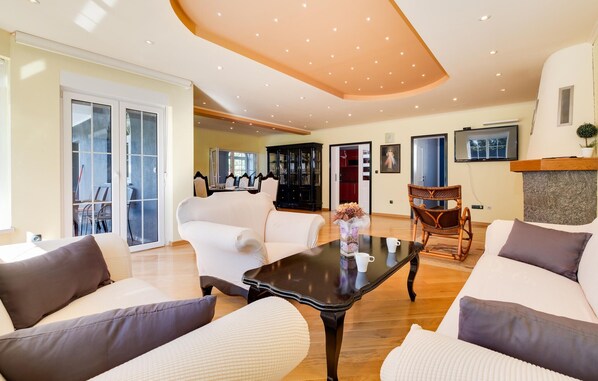 Smart TV, fireplace, stereo