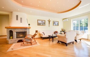 Smart-TV, Kamin, Stereoanlage
