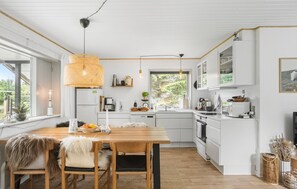 Frigorífico, placa de cocina, lavavajillas y cafetera o tetera