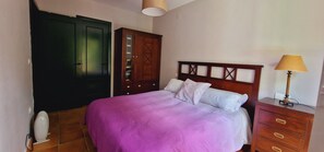 4 quartos, ferros/tábuas de passar roupa, roupa de cama