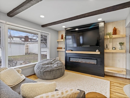 Spacious 3-BD Townhouse W/PKG 25M From Airport