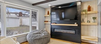 Spacious 3-BD Townhouse W/PKG 25M From Airport