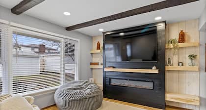 Spacious 3-BD Townhouse W/PKG 25M From Airport