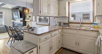 Spacious 3-BD Townhouse W/PKG 25M From Airport