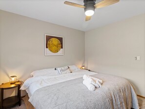 3 habitaciones, escritorio y tabla de planchar con plancha 