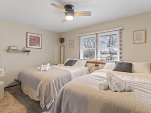 3 Schlafzimmer, Schreibtisch, Bügeleisen/Bügelbrett, Reisekinderbett