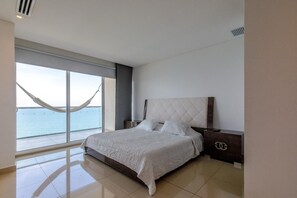 2 quartos, ferros/tábuas de passar roupa, berço de viagem