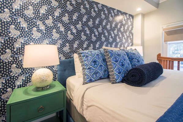 3 bedrooms, desk, iron/ironing board, free WiFi - Two-in-One Retreat in Downtown Historic Savannah (Savannah)