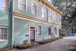 Exterior - Two-in-One Retreat in Downtown Historic Savannah (Savannah)