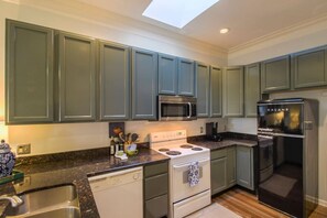 Fridge, microwave, oven, stovetop - Two-in-One Retreat in Downtown Historic Savannah (Savannah)