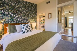 3 bedrooms, desk, iron/ironing board, free WiFi