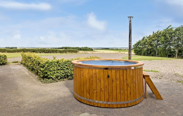 Outdoor spa tub - Amazing home in Vesløs with WiFi (Vesløs)