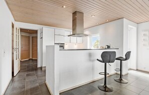 Fridge, stovetop, dishwasher, coffee/tea maker - Amazing home in Vesløs with WiFi (Vesløs)