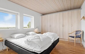 6 bedrooms, travel cot, free WiFi - Amazing home in Vesløs with WiFi (Vesløs)