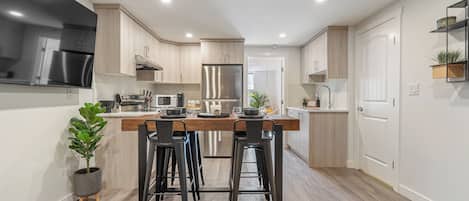 Microondas, horno, placa de cocina, lavavajillas