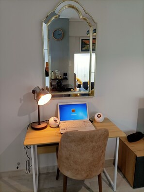 Estudio clásico | Zona de estar | Smart TV de 40 pulgadas con canales por cable, una oficina